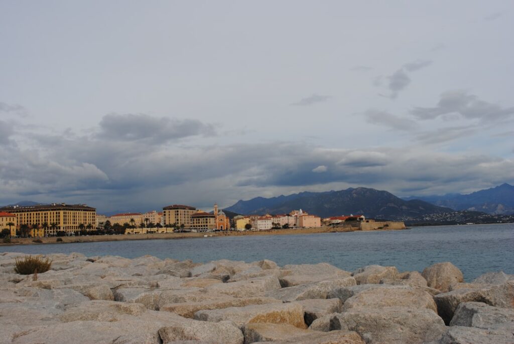 découvrez ajaccio, la belle ville portuaire de corse, célèbre pour son riche patrimoine historique, ses plages ensoleillées et sa délicieuse cuisine méditerranéenne. explorez ses ruelles pittoresques, visitez la maison natale de napoléon et profitez de paysages à couper le souffle.