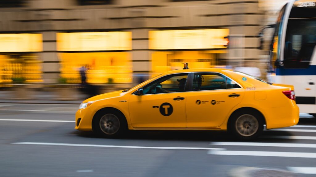 découvrez nos services de taxi fiables et rapides. que ce soit pour un trajet quotidien, un transfert à l'aéroport ou une sortie en ville, notre flotte de véhicules confortables et nos chauffeurs professionnels vous garantissent une expérience agréable et sécurisée. réservez dès maintenant!