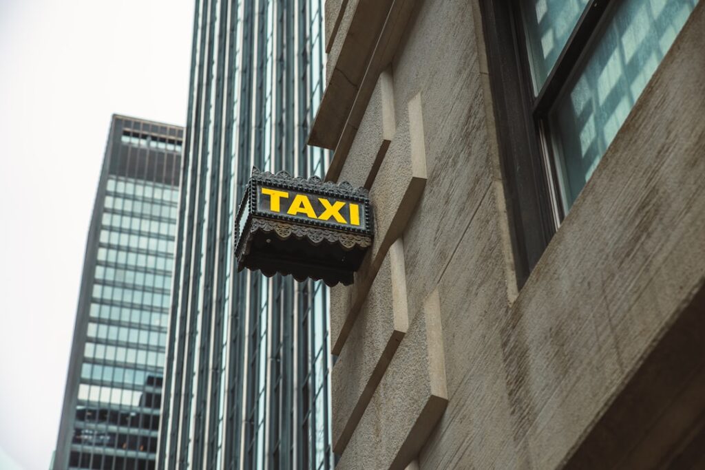 découvrez tout sur les tarifs des taxis, incluant les facteurs influençant les prix, les variations en fonction des zones et les astuces pour économiser lors de vos déplacements en taxi.