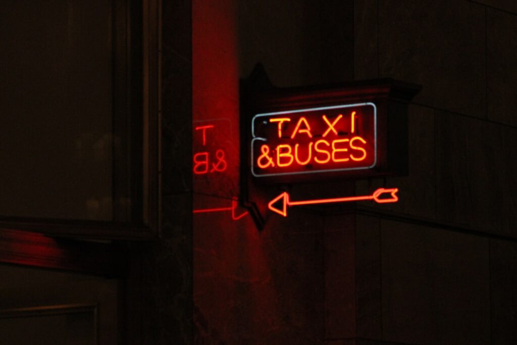 découvrez tout sur les tarifs des taxis : les différentes zones de prix, les frais supplémentaires possibles et les astuces pour économiser lors de vos trajets. informez-vous sur les tarifs horaires, de nuit et les options de paiement pour un voyage en toute sérénité.