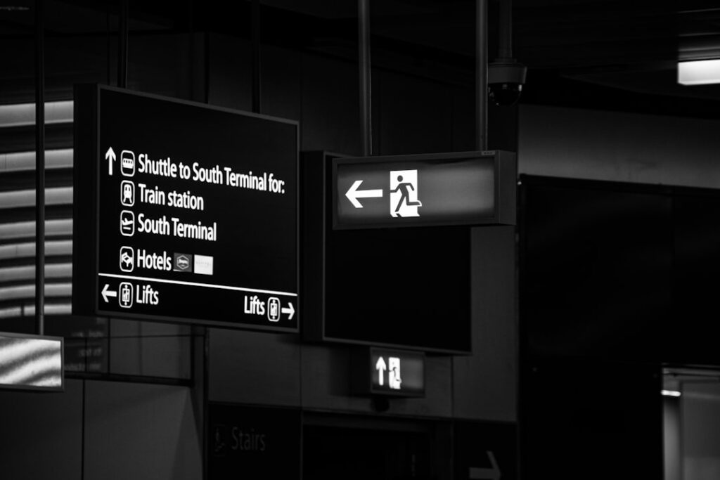 découvrez l'aéroport de gatwick : vols en temps réel, transferts vers londres, parkings, hôtels, terminaux et conseils pratiques pour un voyage serein.