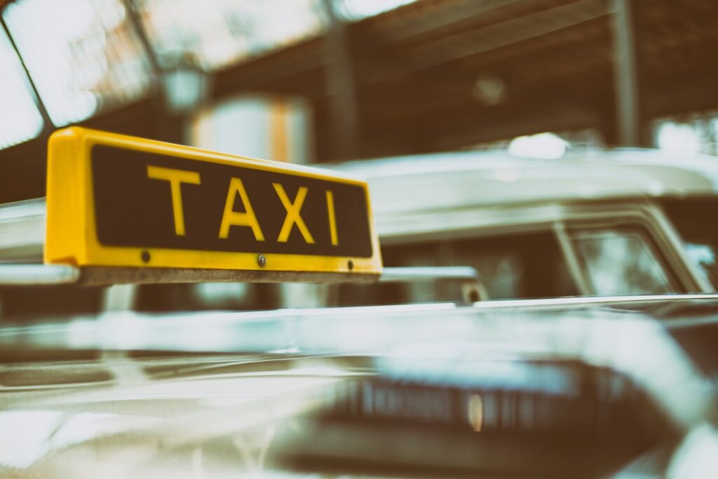 découvrez les facteurs influençant le coût des courses en taxi, comparez les tarifs et obtenez des conseils pour économiser sur vos trajets. informez-vous sur les prix moyens pratiqués dans votre région et préparez vous à planifier vos déplacements de manière économique.