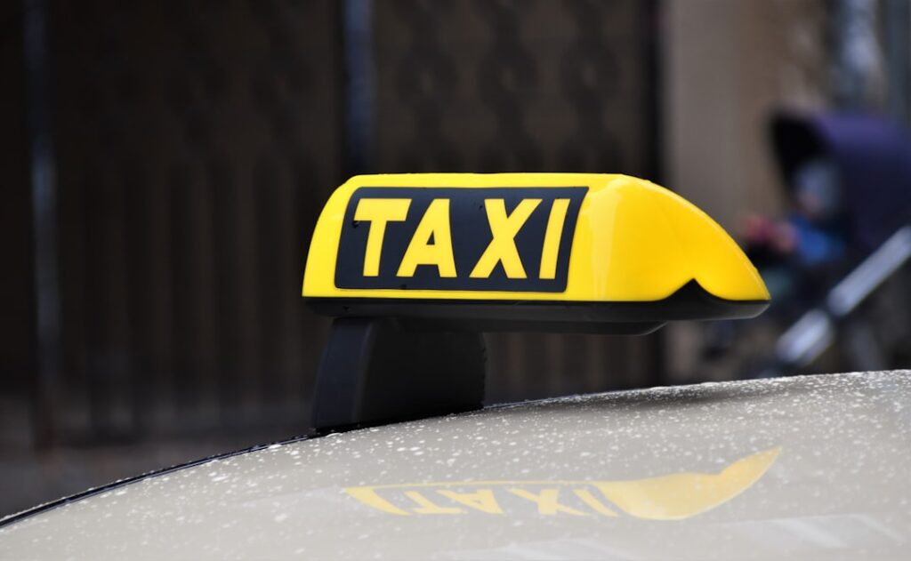 estimez facilement le coût de votre course en taxi. comparez les tarifs, découvrez les facteurs qui influencent le prix et obtenez des conseils pour économiser sur vos trajets en taxi.