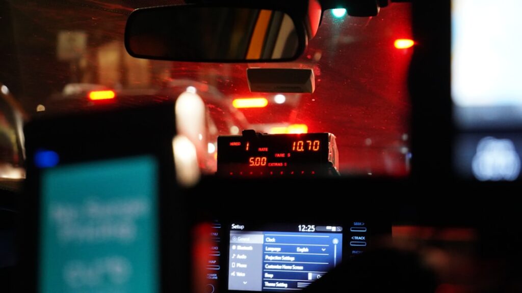 découvrez tout ce qu’il faut savoir sur les tarifs des taxis : prix au kilomètre, coûts de prise en charge, estimations pour vos trajets en ville ou à l’aéroport, et conseils pour optimiser le coût de vos courses.