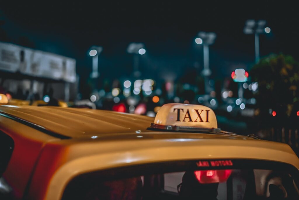 découvrez tout ce qu'il faut savoir sur les tarifs des taxis : prix de base, suppléments, majorations nuit et week-end, conseils pour estimer le coût de votre course en toute simplicité.