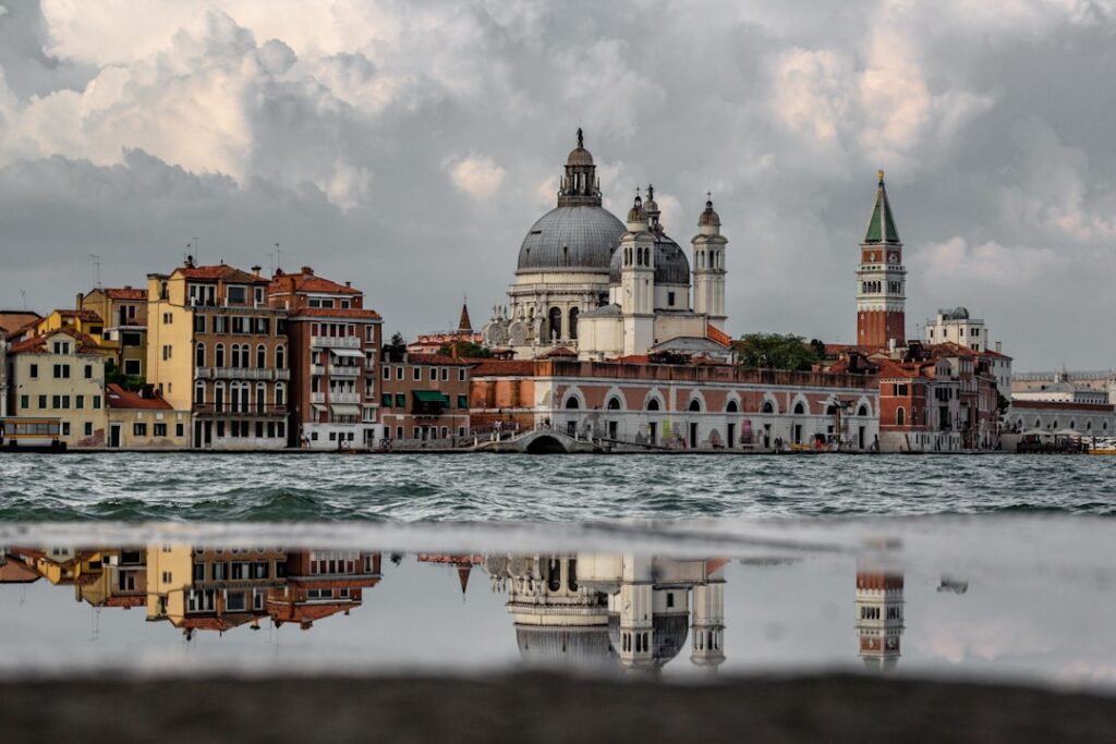 découvrez venise, la célèbre cité italienne construite sur l’eau. explorez ses canaux romantiques, ses monuments historiques, et laissez-vous séduire par l’atmosphère unique de la sérénissime.