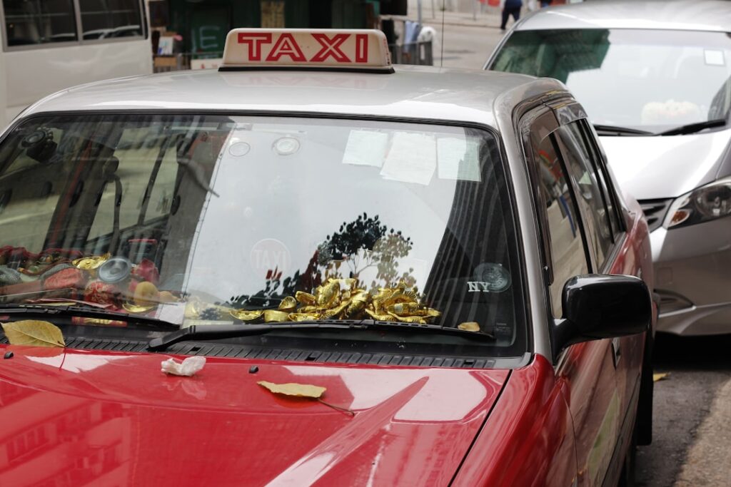 découvrez tout ce qu'il faut savoir sur les coûts de taxi : prix moyens, facteurs influençant les tarifs, astuces pour économiser et comparatif des principales villes françaises.