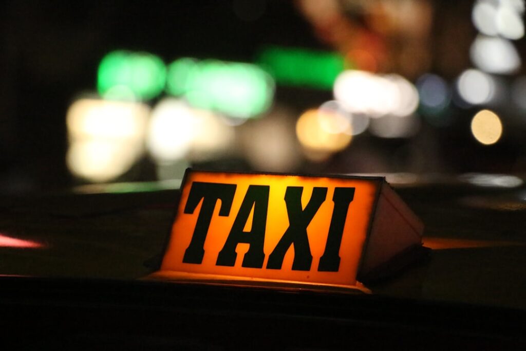 découvrez tout ce qu'il faut savoir sur le coût des taxis : tarifs, facteurs influençant les prix et conseils pour économiser sur vos trajets en taxi.