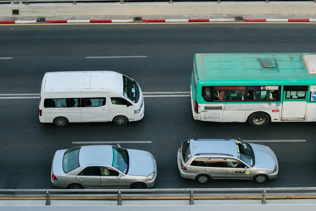 découvrez les tarifs actuels des taxis à abu dhabi : prix de base, frais au kilomètre, conseils pour économiser sur vos déplacements et informations pratiques pour voyager sereinement dans la ville.