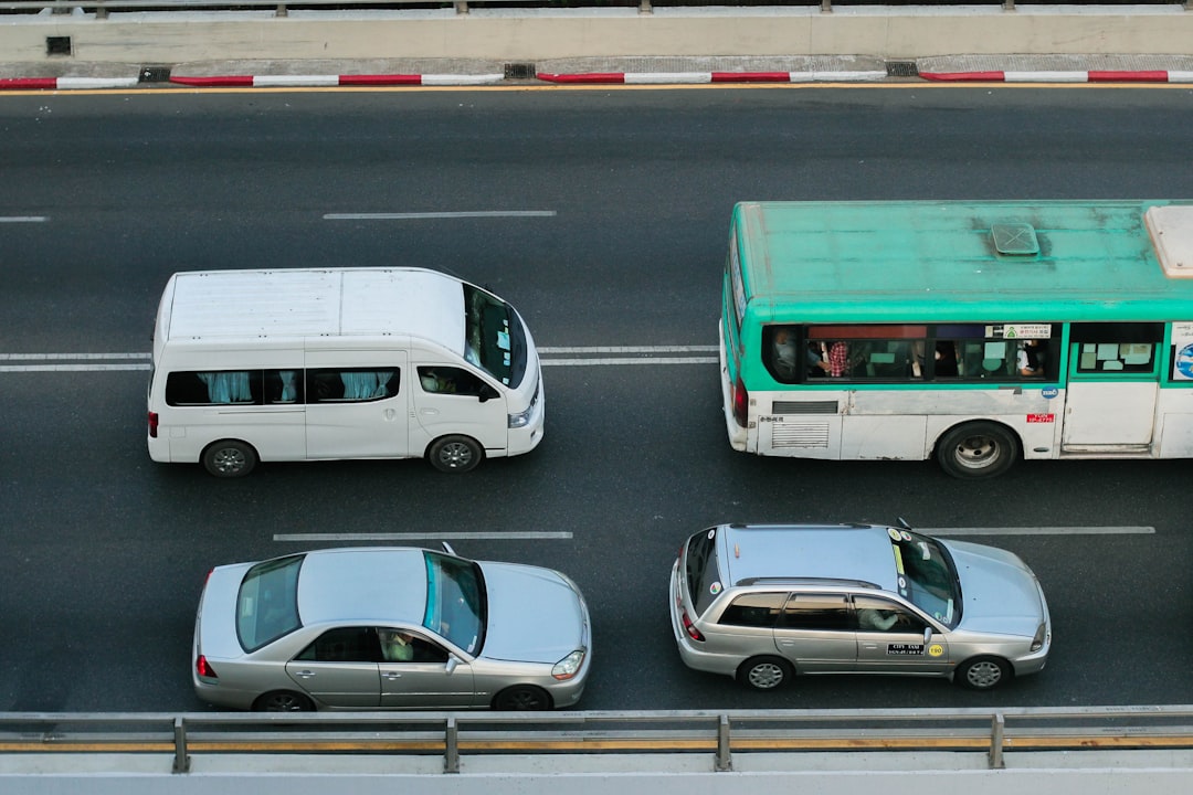 découvrez les tarifs actuels des taxis à abu dhabi : prix de base, frais au kilomètre, conseils pour économiser sur vos déplacements et informations pratiques pour voyager sereinement dans la ville.
