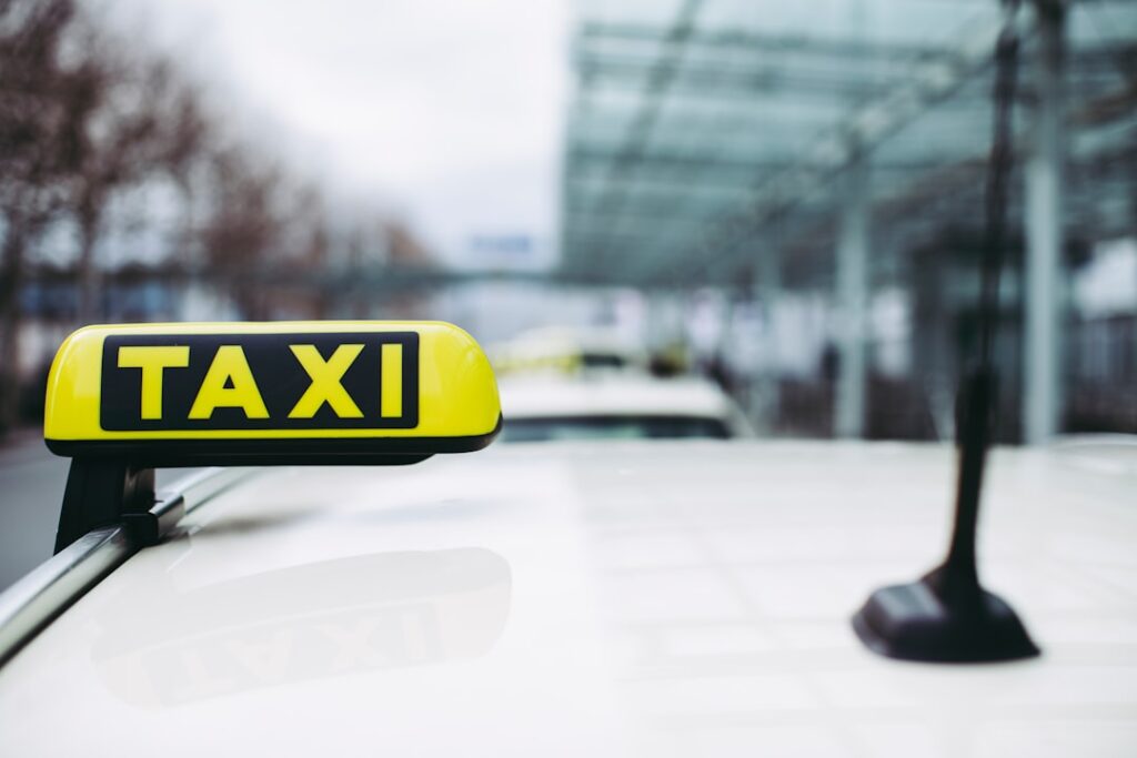 réservez votre taxi facilement et rapidement. service de transport fiable, disponible 24h/24, pour tous vos déplacements en ville ou à l’aéroport. profitez d’un trajet confortable avec des chauffeurs professionnels.