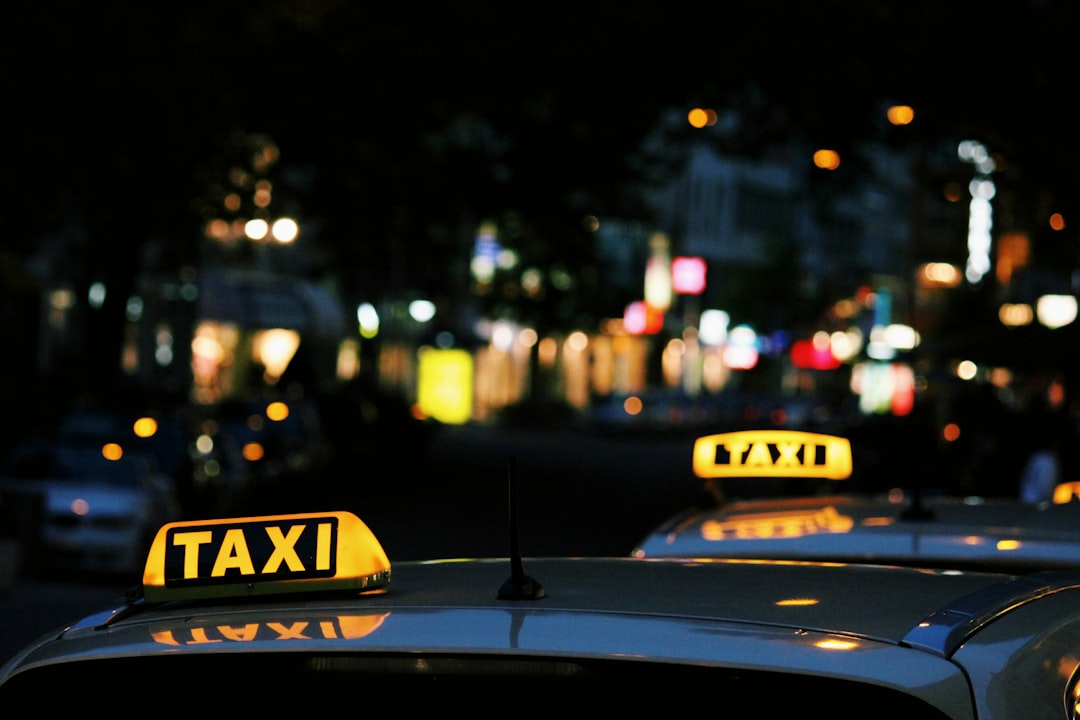 découvrez les tarifs pratiqués par les taxis : informations complètes sur les prix, suppléments et calculs pour estimer le coût de votre trajet en taxi.