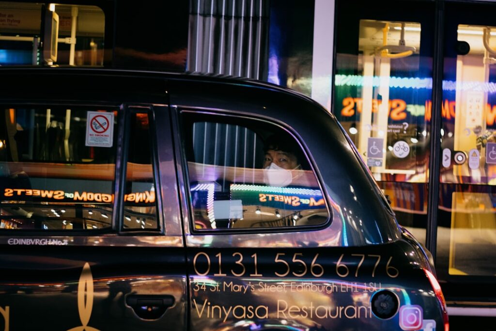réservez votre taxi à l'aéroport de hanoi pour un transfert rapide et confortable vers votre destination. service disponible 24h/24 avec chauffeurs professionnels.