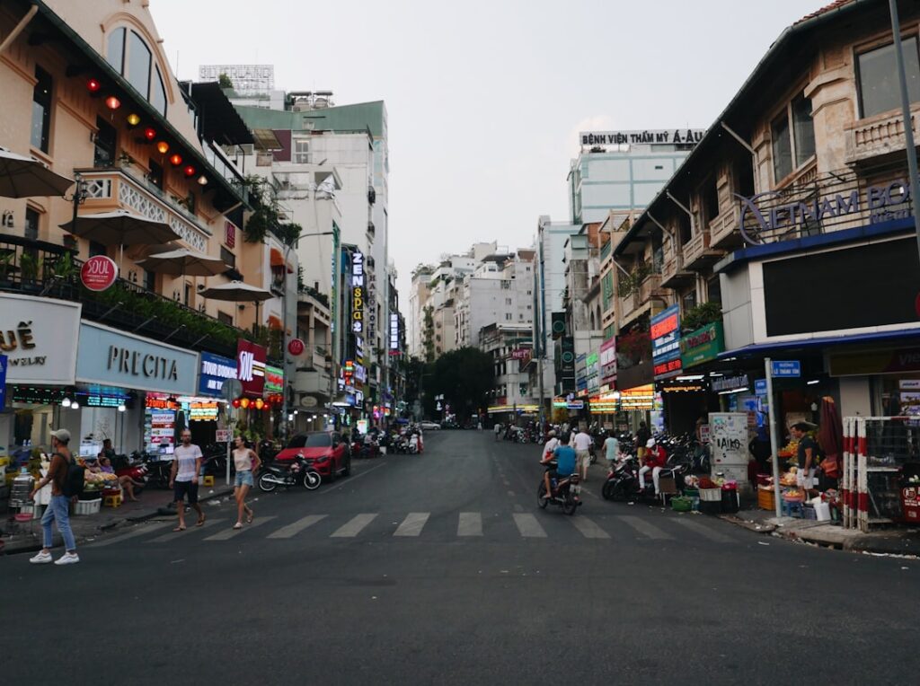 découvrez les services de taxi fiables et rapides à district 1, ho chi minh ville, pour vos déplacements professionnels et touristiques en toute simplicité.