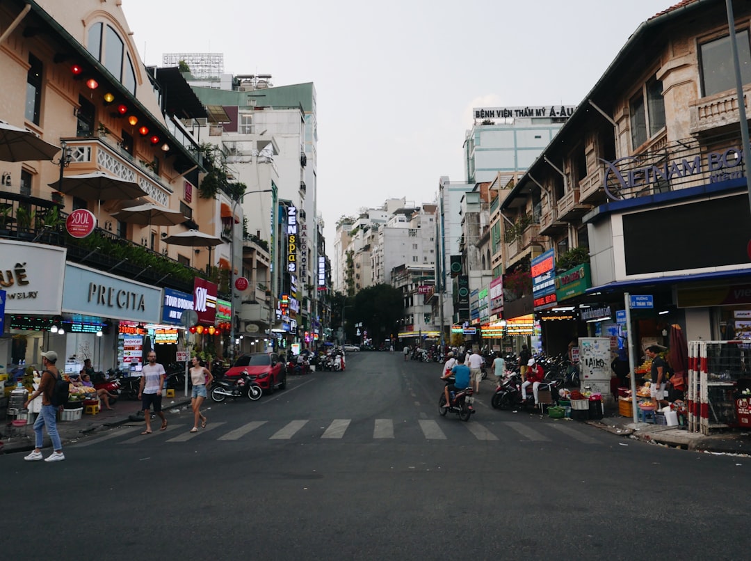 découvrez les services de taxi fiables et rapides à district 1, ho chi minh ville, pour vos déplacements professionnels et touristiques en toute simplicité.