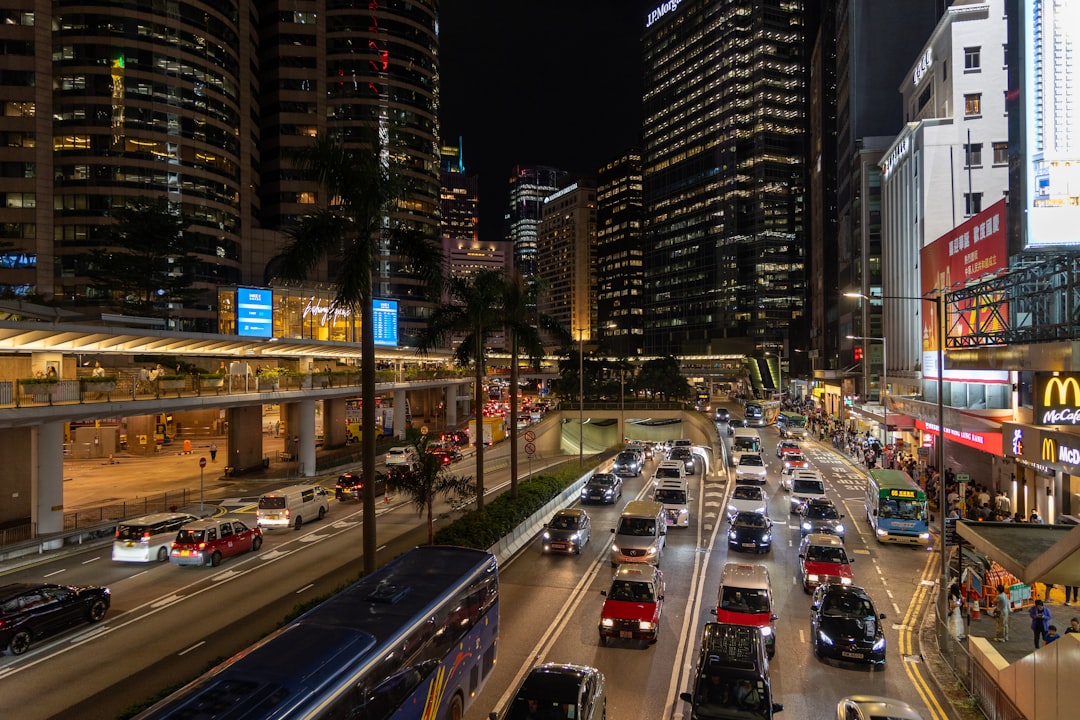 découvrez tout ce qu'il faut savoir sur les taxis à hong kong : tarifs, types de taxis, conseils pratiques et astuces pour se déplacer facilement dans la ville.