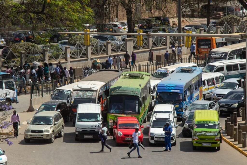 découvrez le guide complet des taxis à nairobi : conseils, tarifs, et astuces pour se déplacer facilement dans la capitale kenyane.