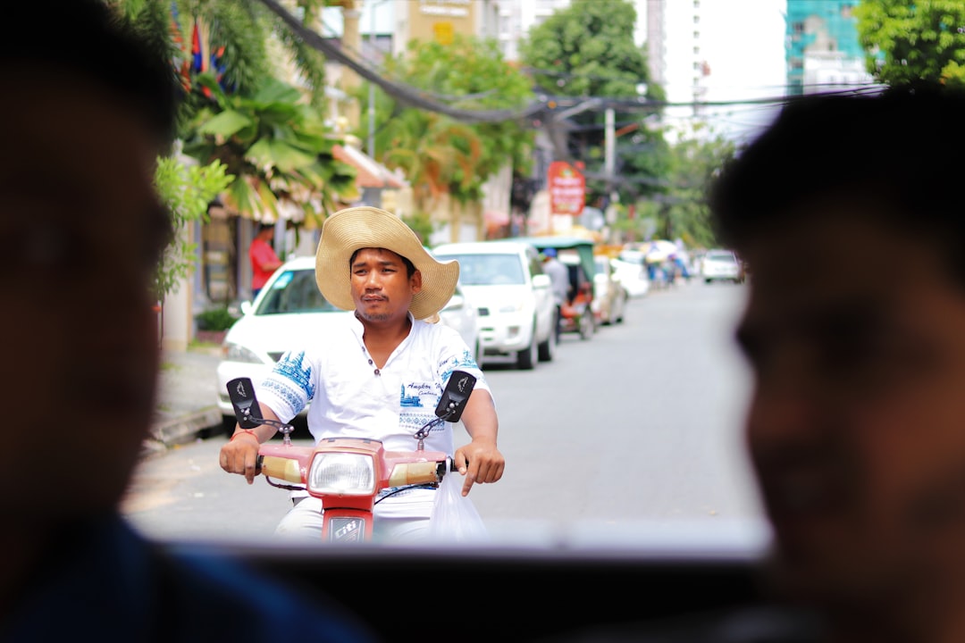 service de taxi fiable et rapide à l'aéroport de phnom penh. réservez votre transfert dès maintenant pour un trajet confortable et sécurisé.