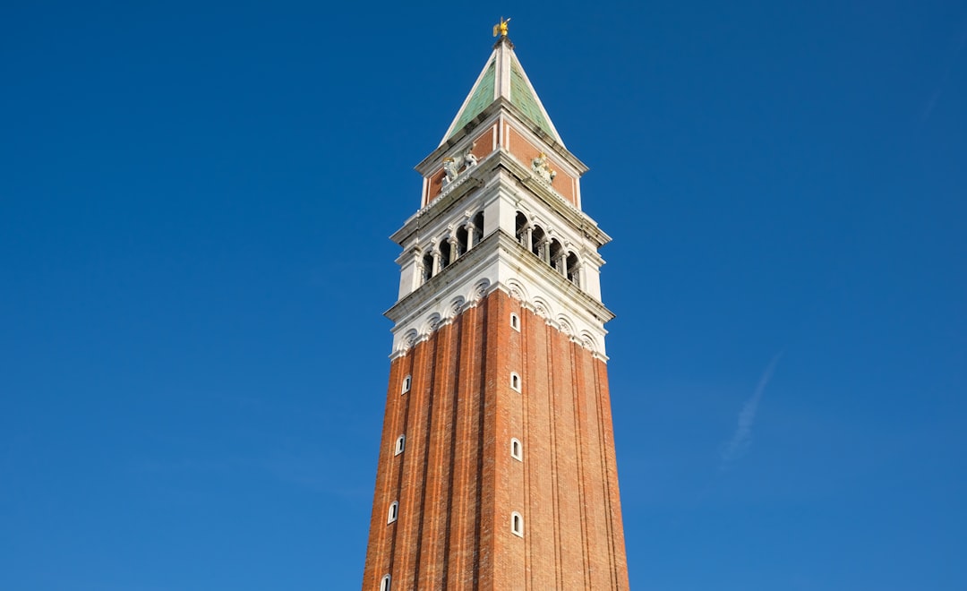 découvrez la place saint-marc, cœur historique de venise, célèbre pour sa beauté architecturale, ses cafés emblématiques et son ambiance unique.