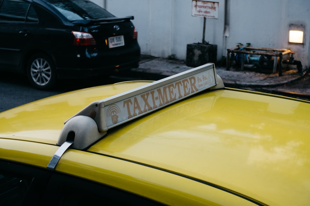 découvrez le coût des courses en taxi, astuces pour économiser et comparer les tarifs selon les villes et les distances.